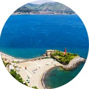Sicht auf den Badestrand Spiaggia del Castello di baia